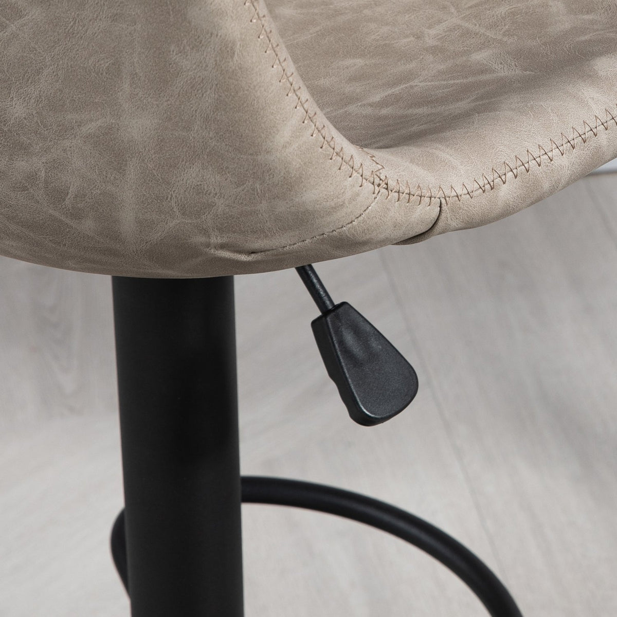 Set of 2 bar stools, bistro stools with footrest, swivel bar chair, height-adjustable kitchen stools with faux leather cover, for living room, dining room, beige