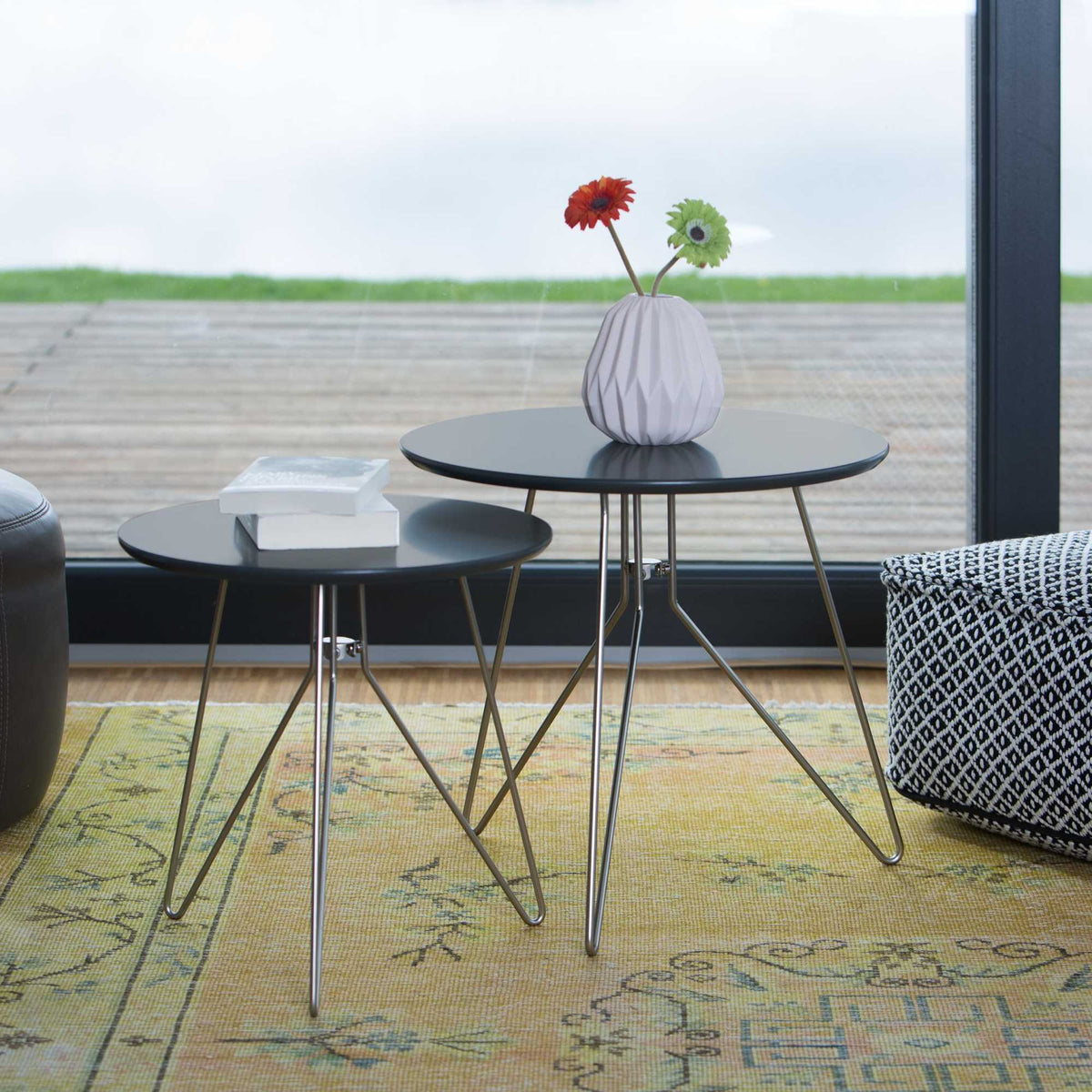 Set table with 3 metal legs