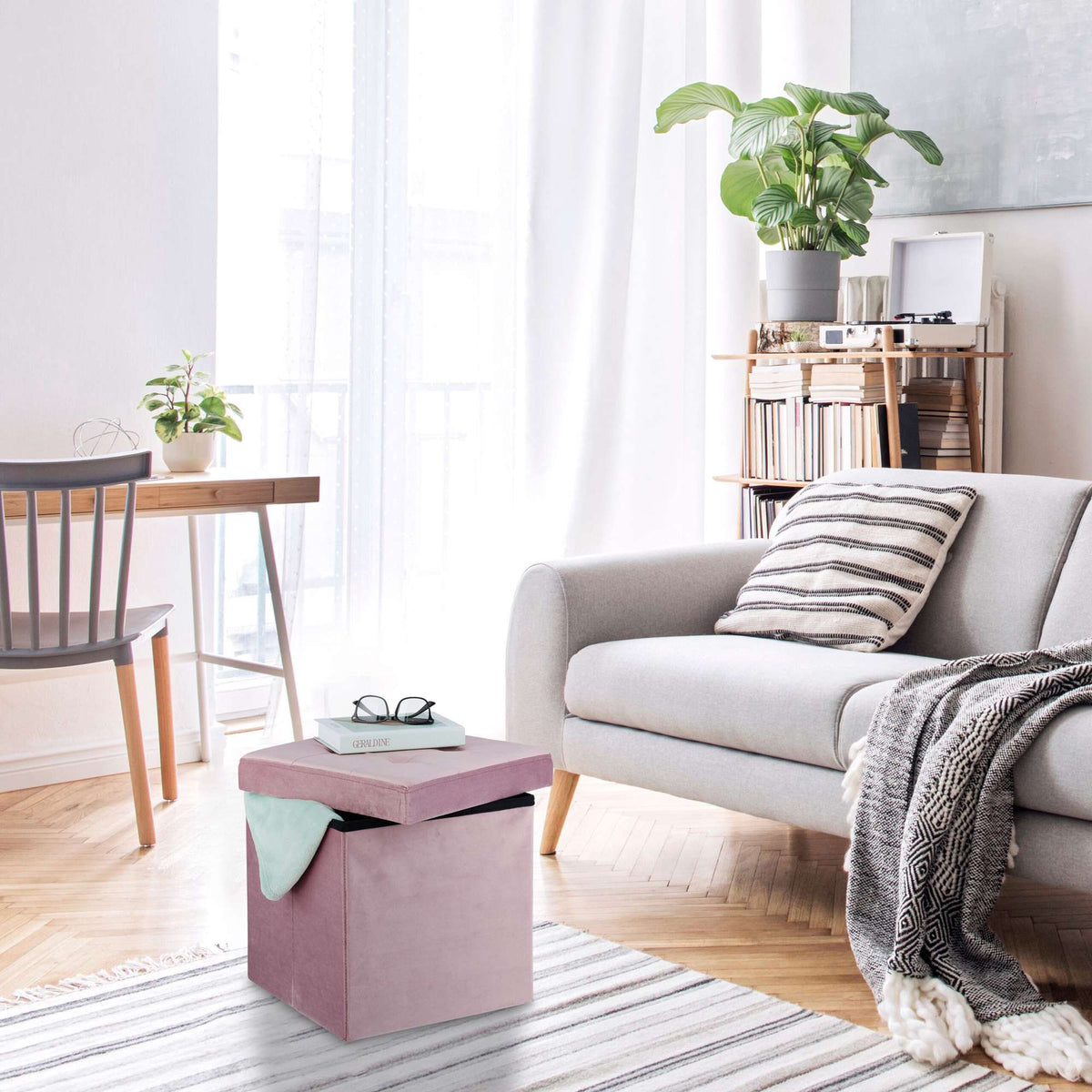 Stool in pink velvet