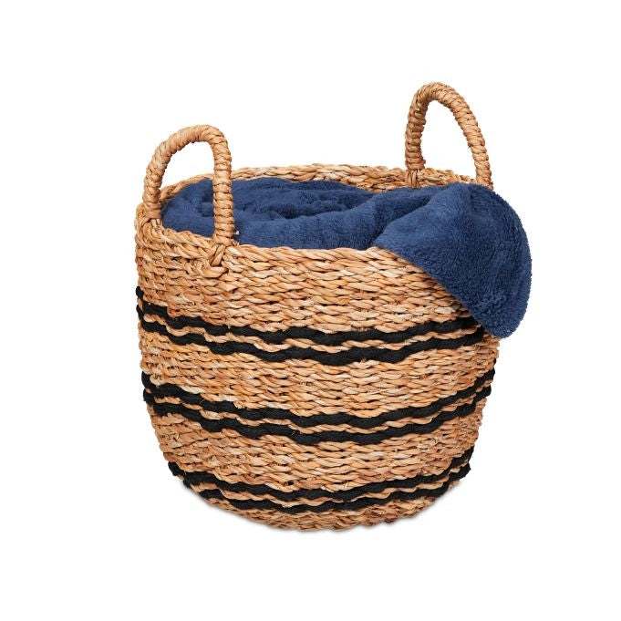 Storage basket made of seaweed