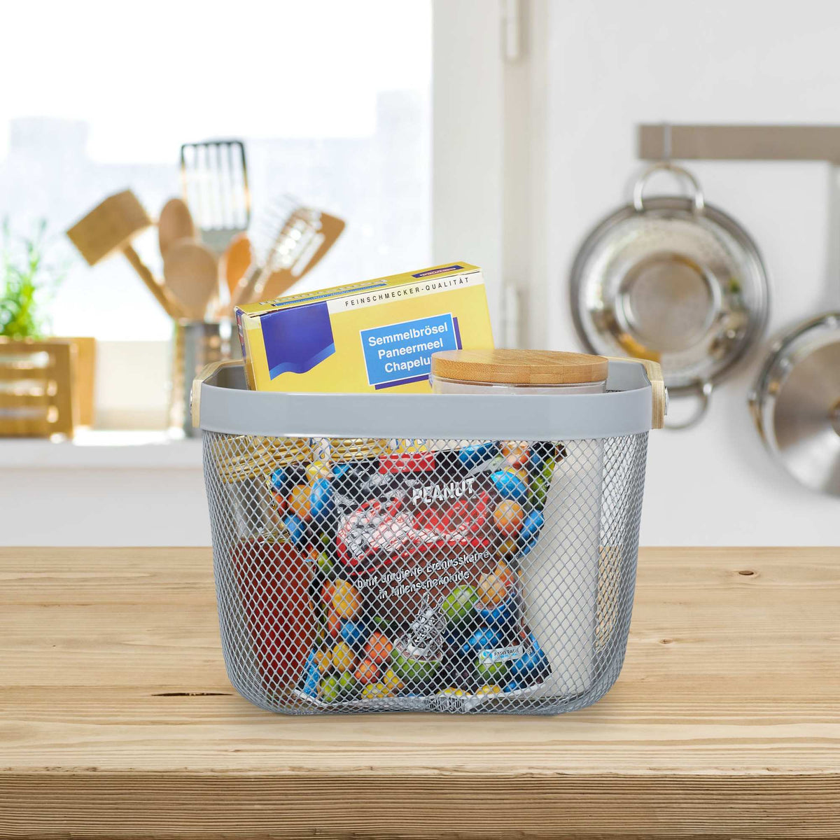 Storage basket with handle