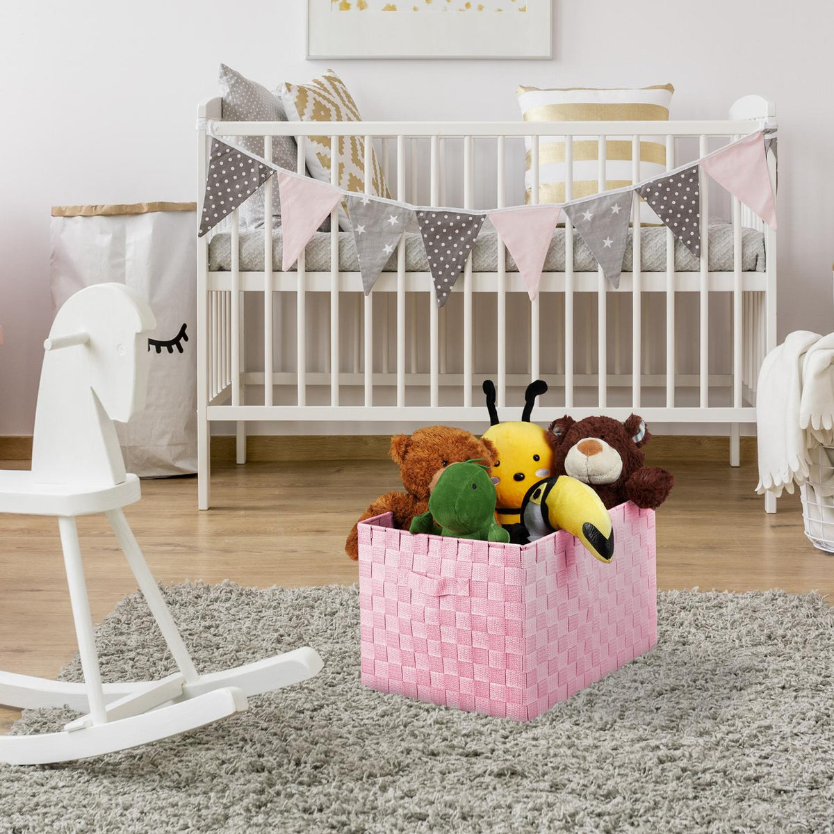 Storage basket with handle