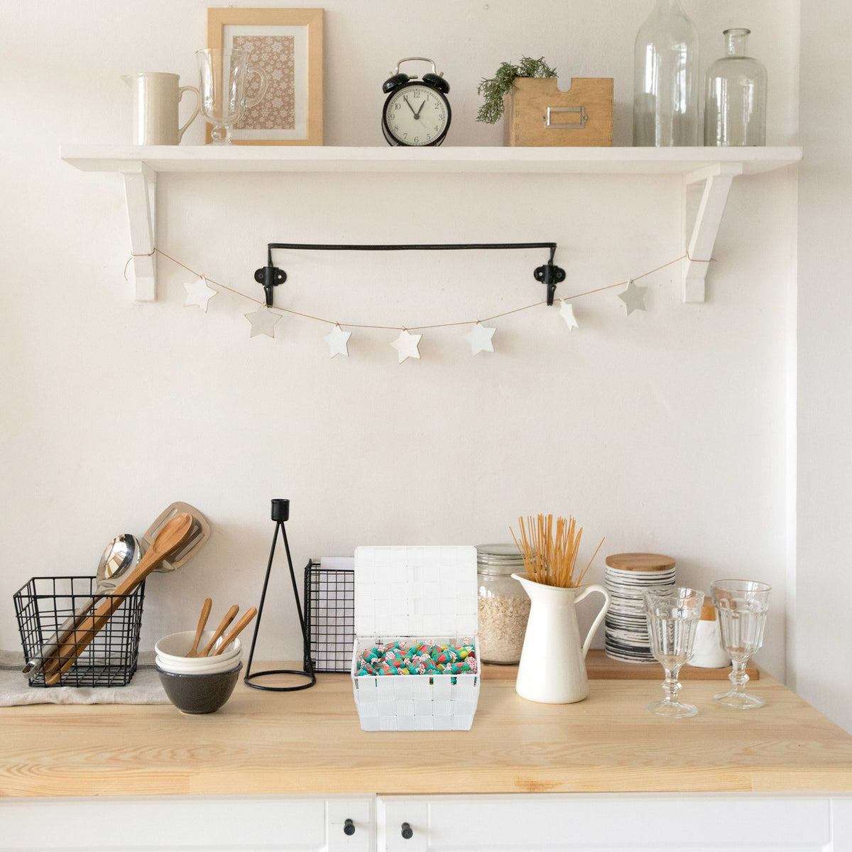 Storage basket with lid