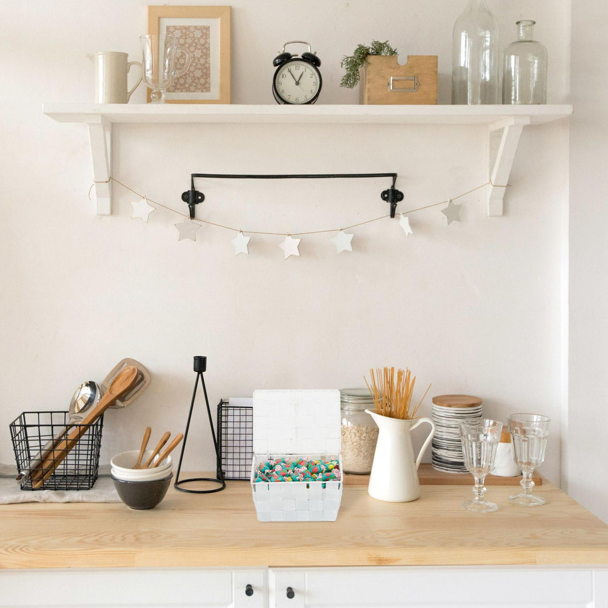 Storage basket with lid