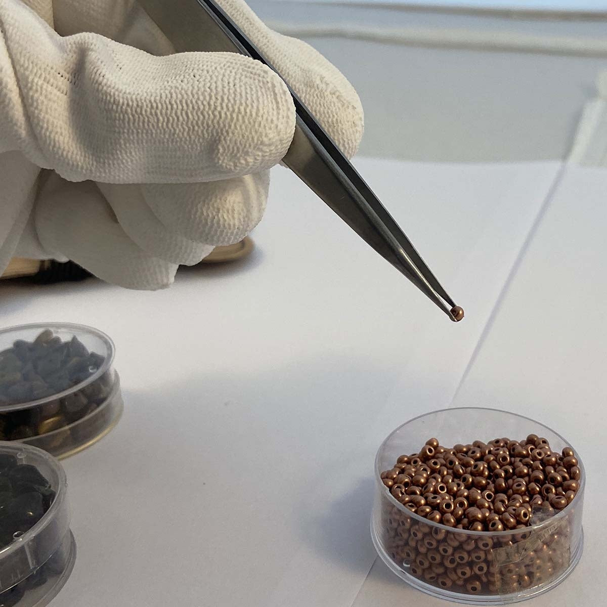 Tweezers with thick, strong, internally toothed tips and finger grooves