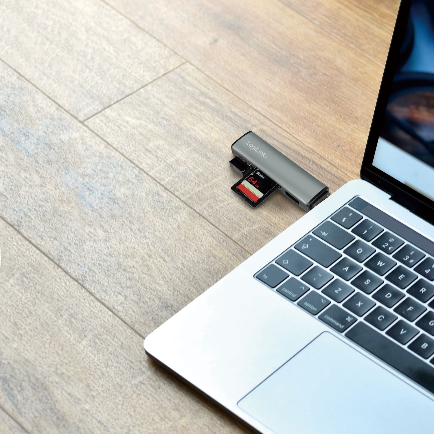 USB hub (USB 3.2 Gen2) Memory card reader/USB-A