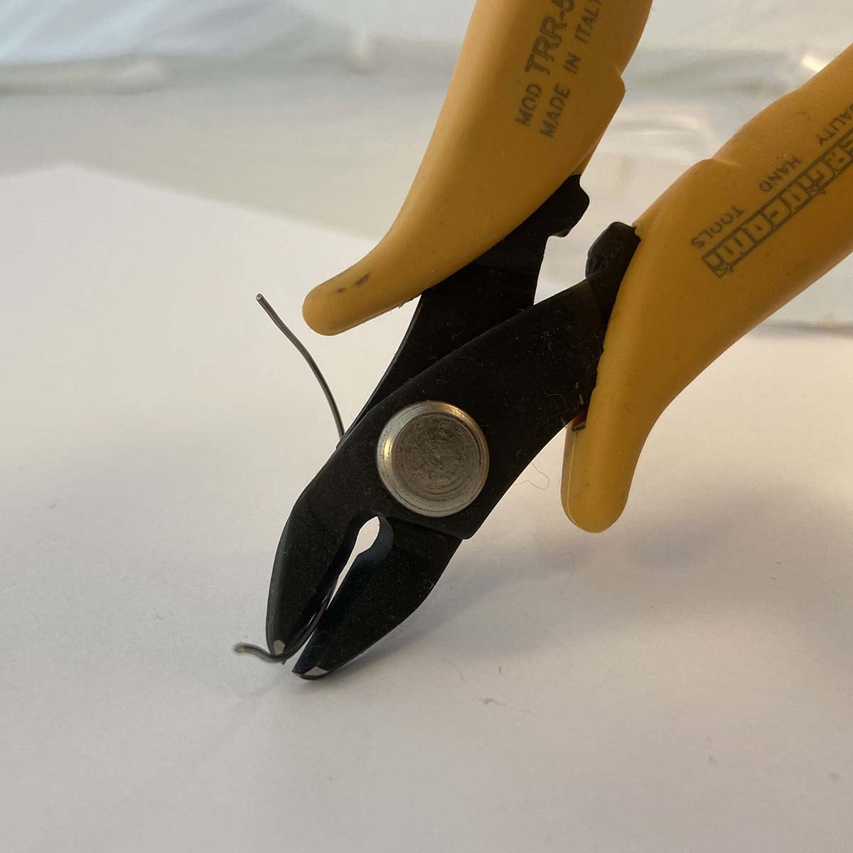 Very strong coil cutter for jewelry making and rubber seal cutting