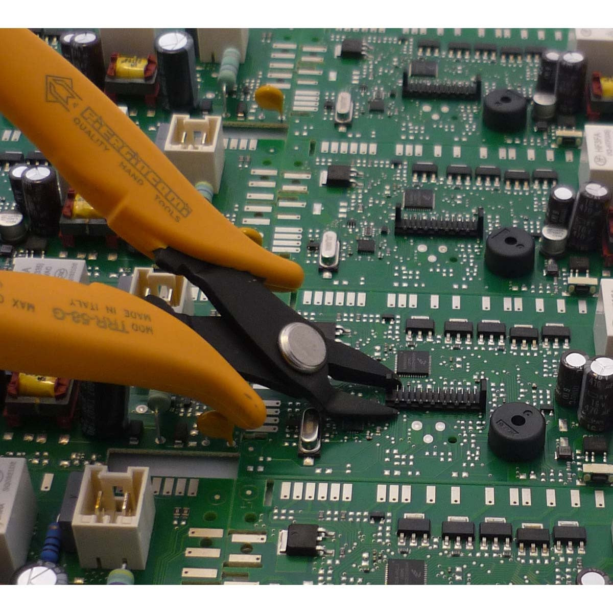 Very strong coil cutter for jewelry making and rubber seal cutting