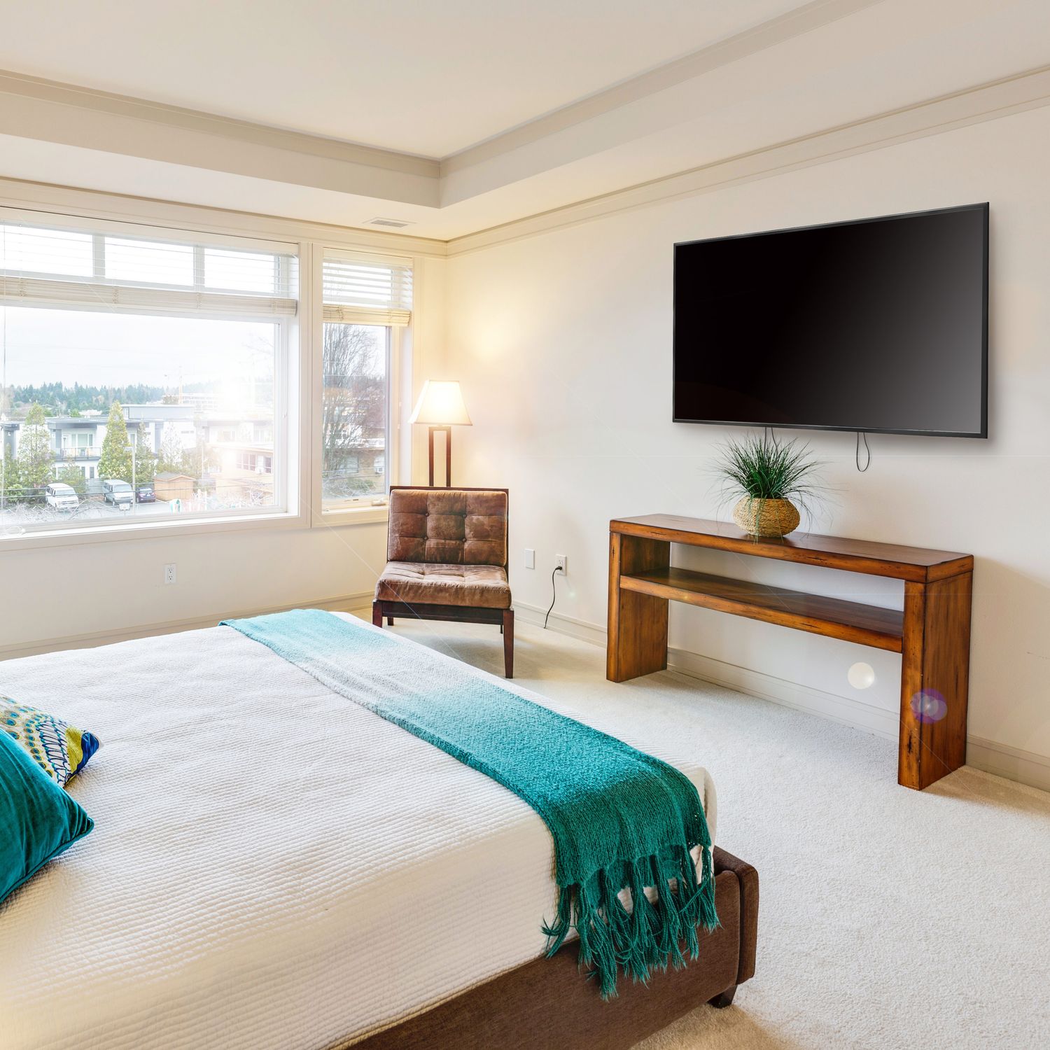 Wall mount TV 50-90" Tilt: -8°/0°