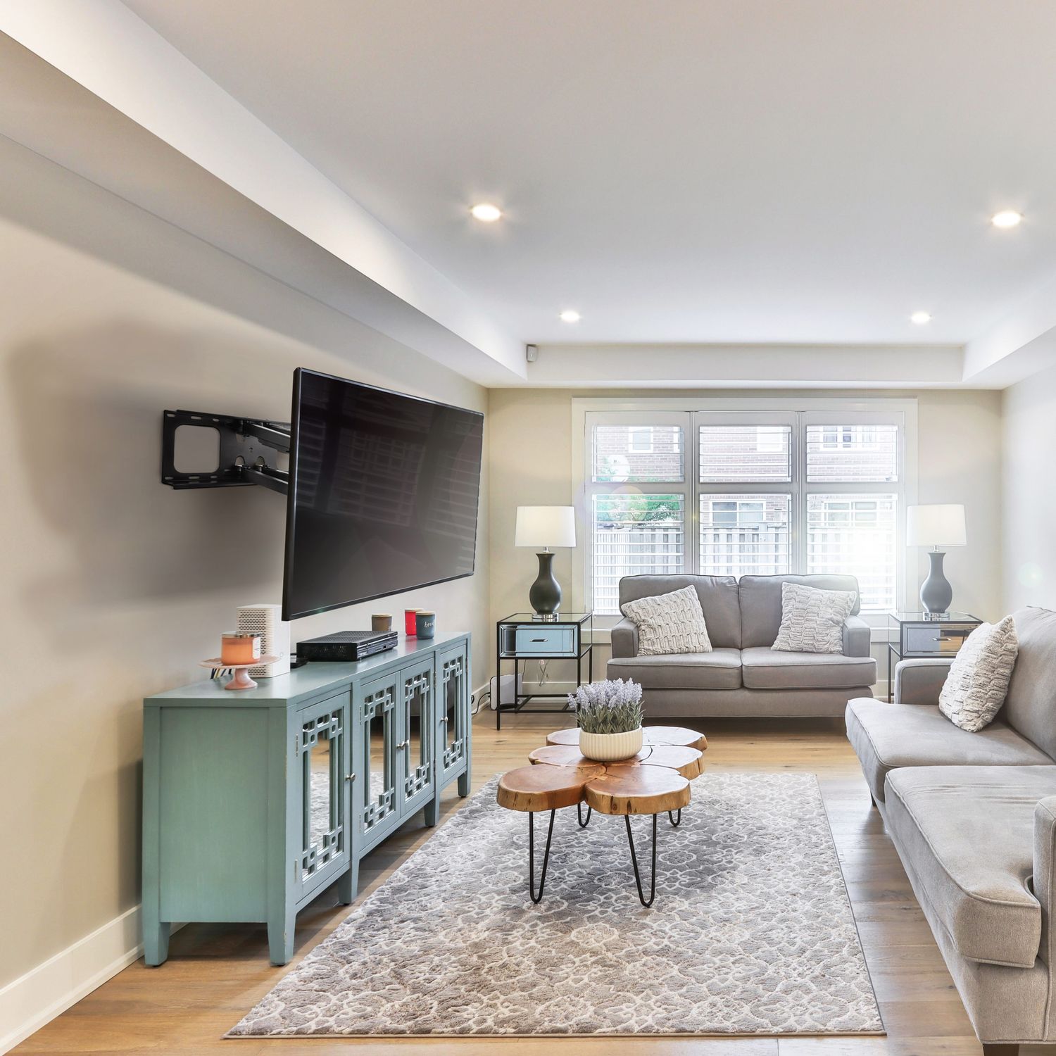 Wall mount TV 50-90" Tilt/angle bar