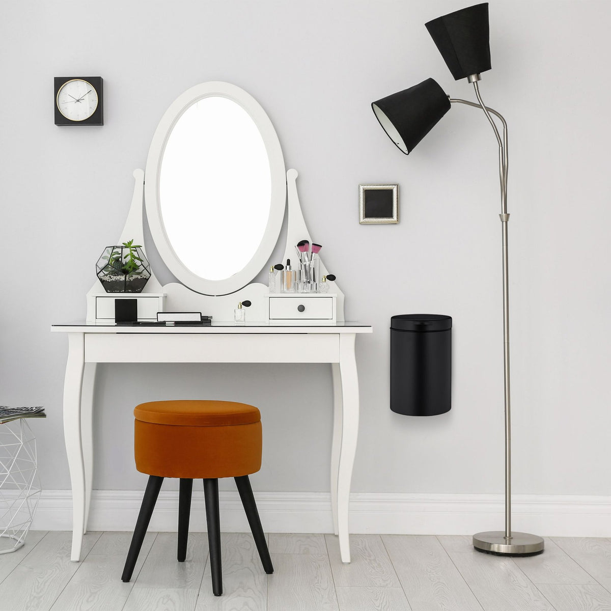 Wall-mounted cosmetics container 5 liters