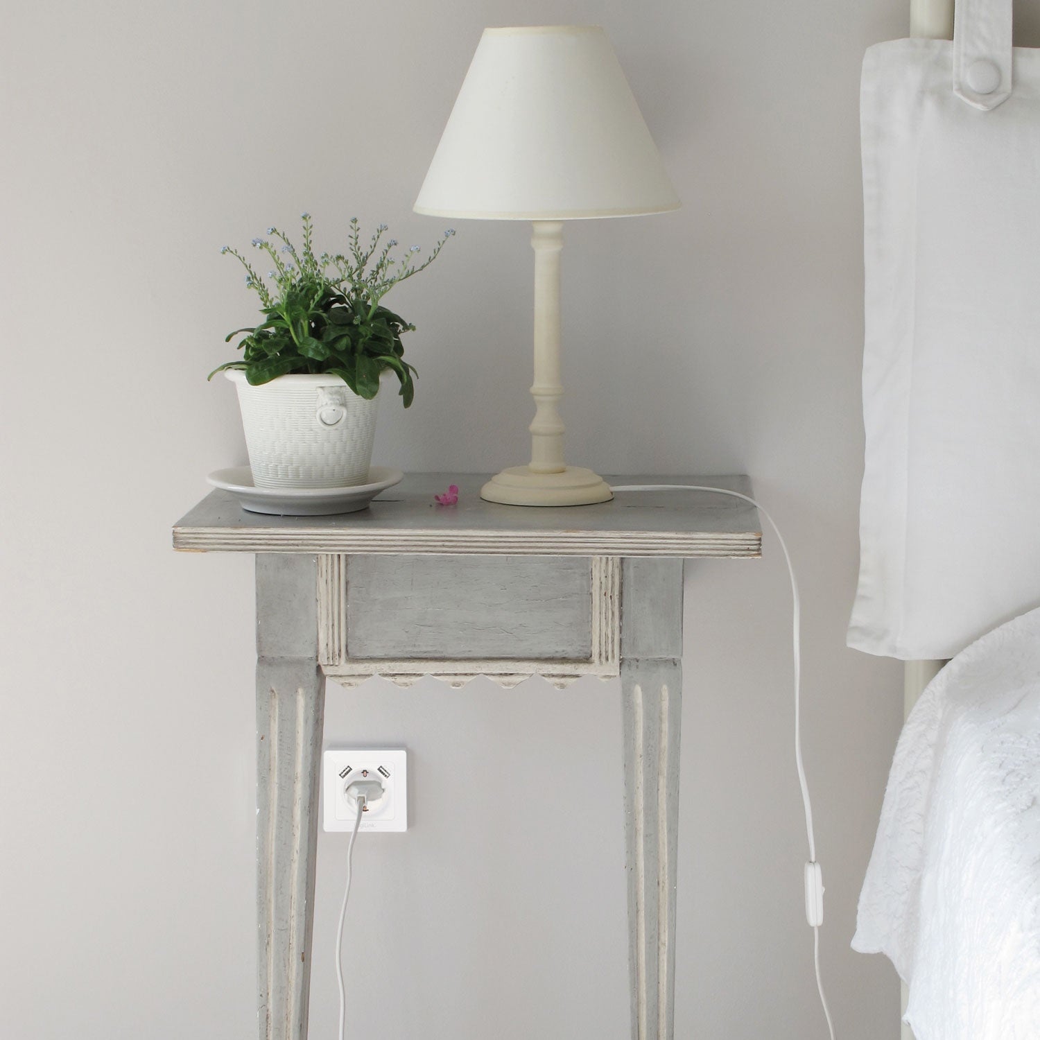 Wall outlet 230V with 2xUSB 2.1A