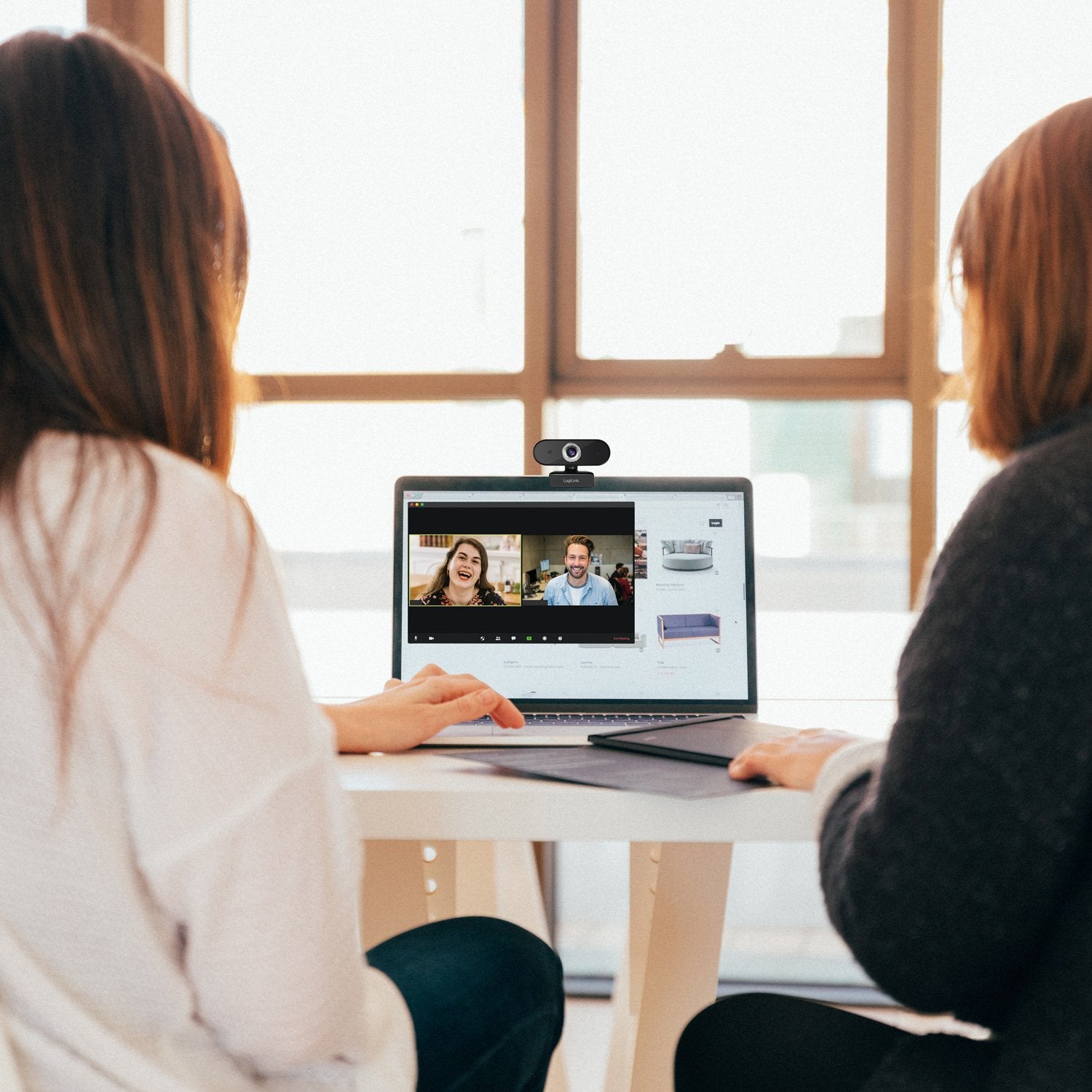 Webcam HD 1080p with built-in microphone