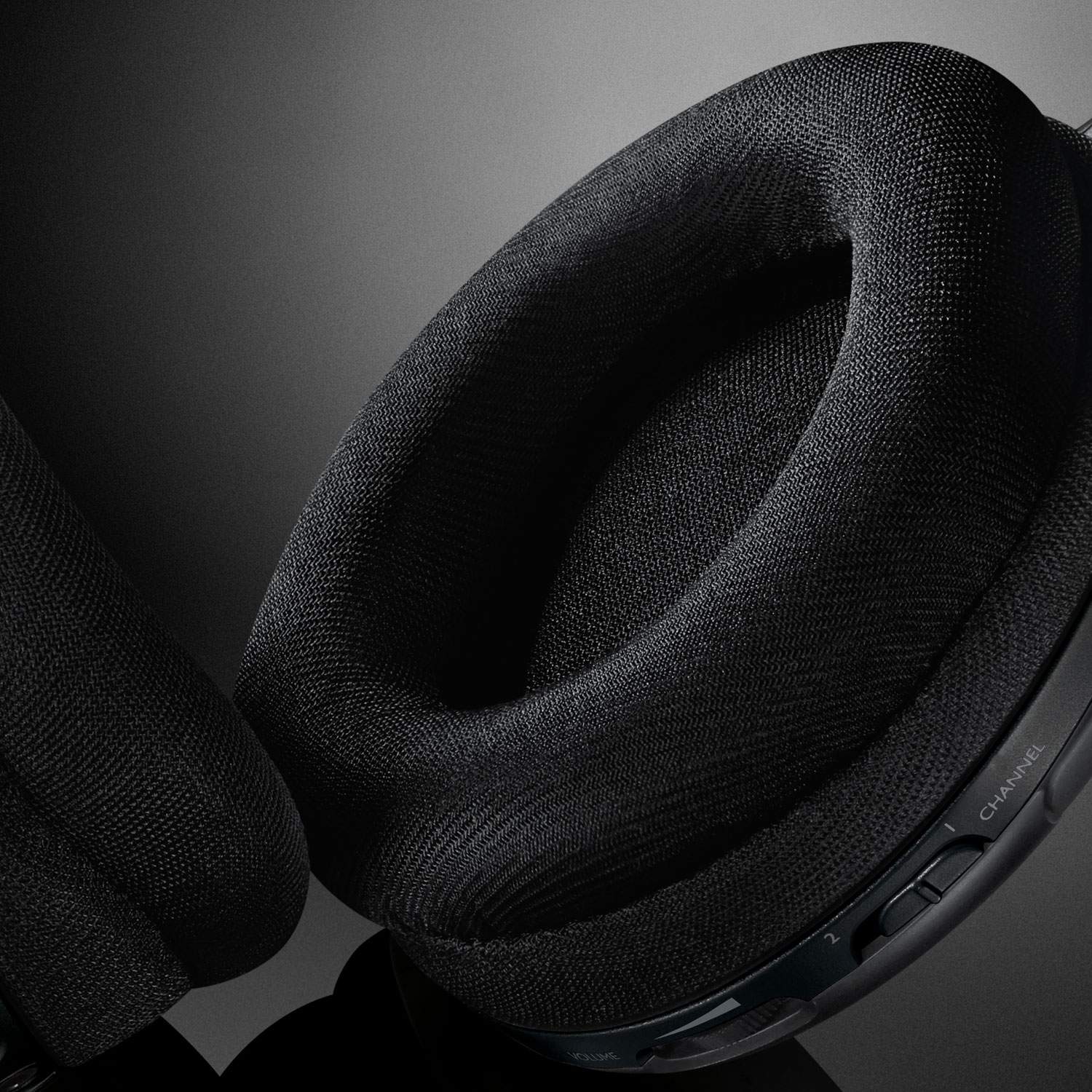 Wireless headphones with FM technology SHC5200. 14h playing time, Comfortable fit.