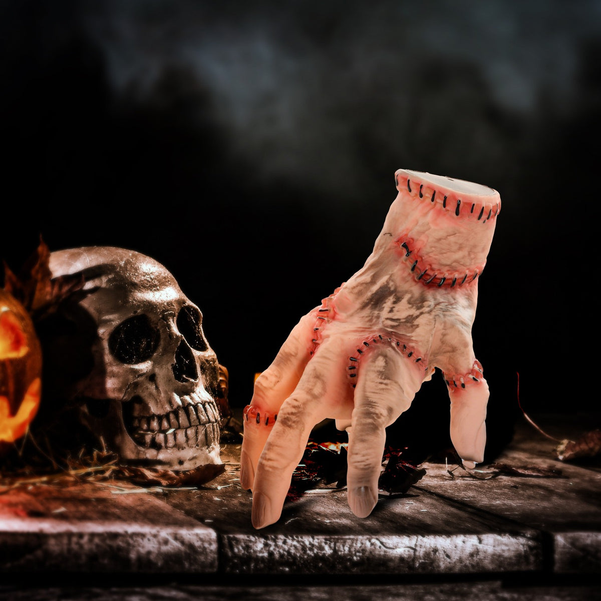 21 cm Halloween decoration realistic scar hand with action and sound function, scary props decorations, horror props suitable for Halloween and cosplay