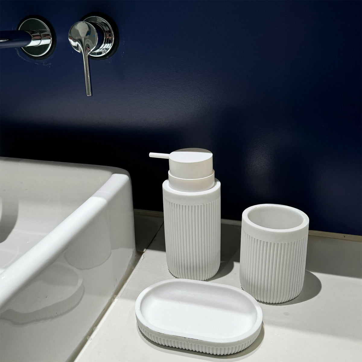 3-Piece Synthetic Resin Bathroom Accessories Set