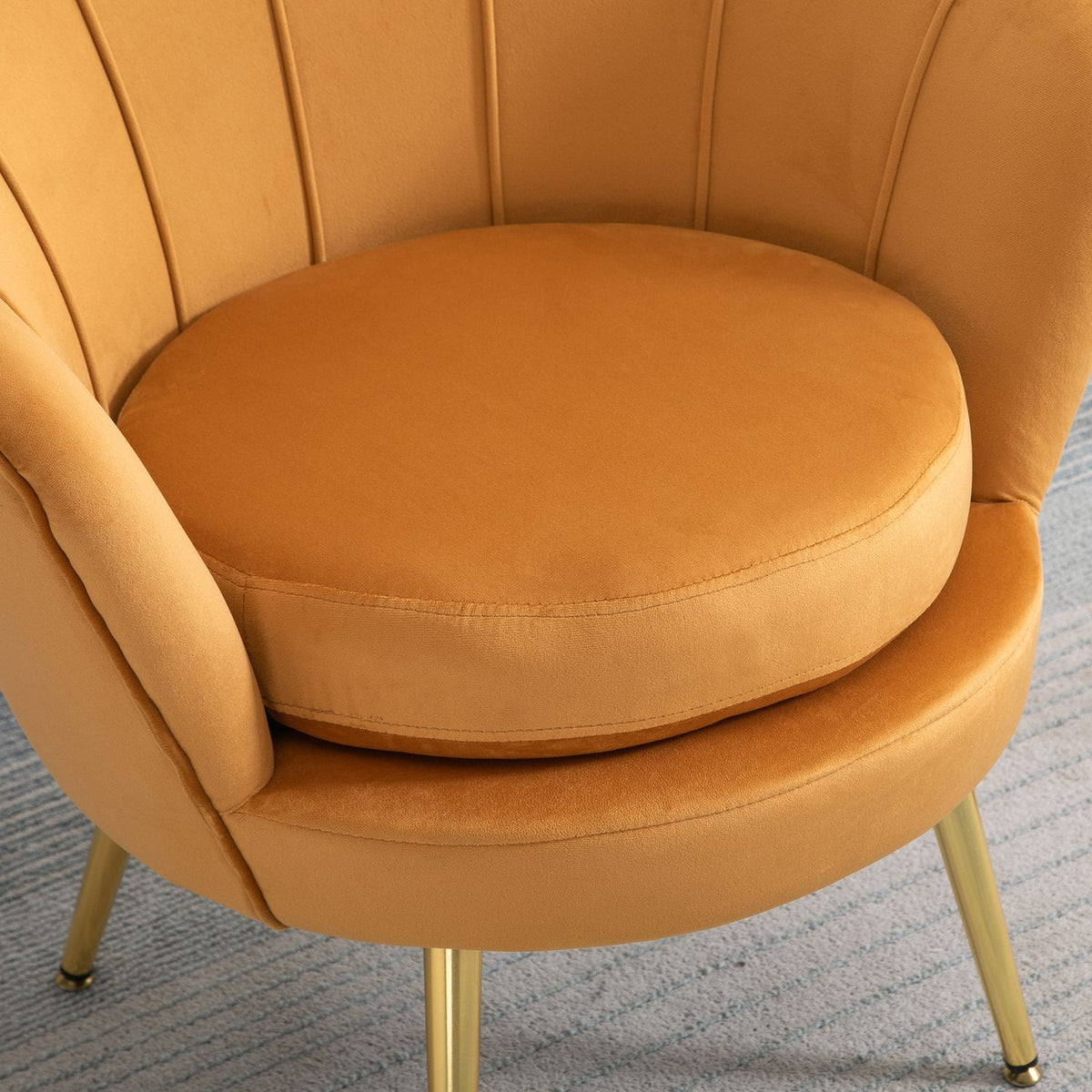Armchair Upholstered Armchair in Shell Shape Relaxation Chair with Metal Legs Dressing Chair with Velvet Look for Bedroom Living Room Yellow