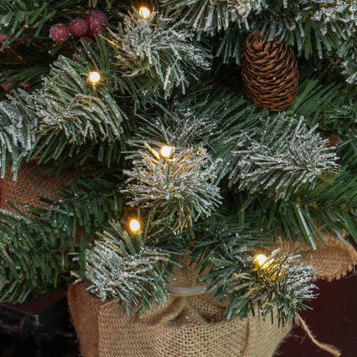 Artificial Christmas tree, 0.6 m Christmas tree with pine cones, 86 branch tips with 50 warm white LEDs, for Christmas parties, indoor, green + white