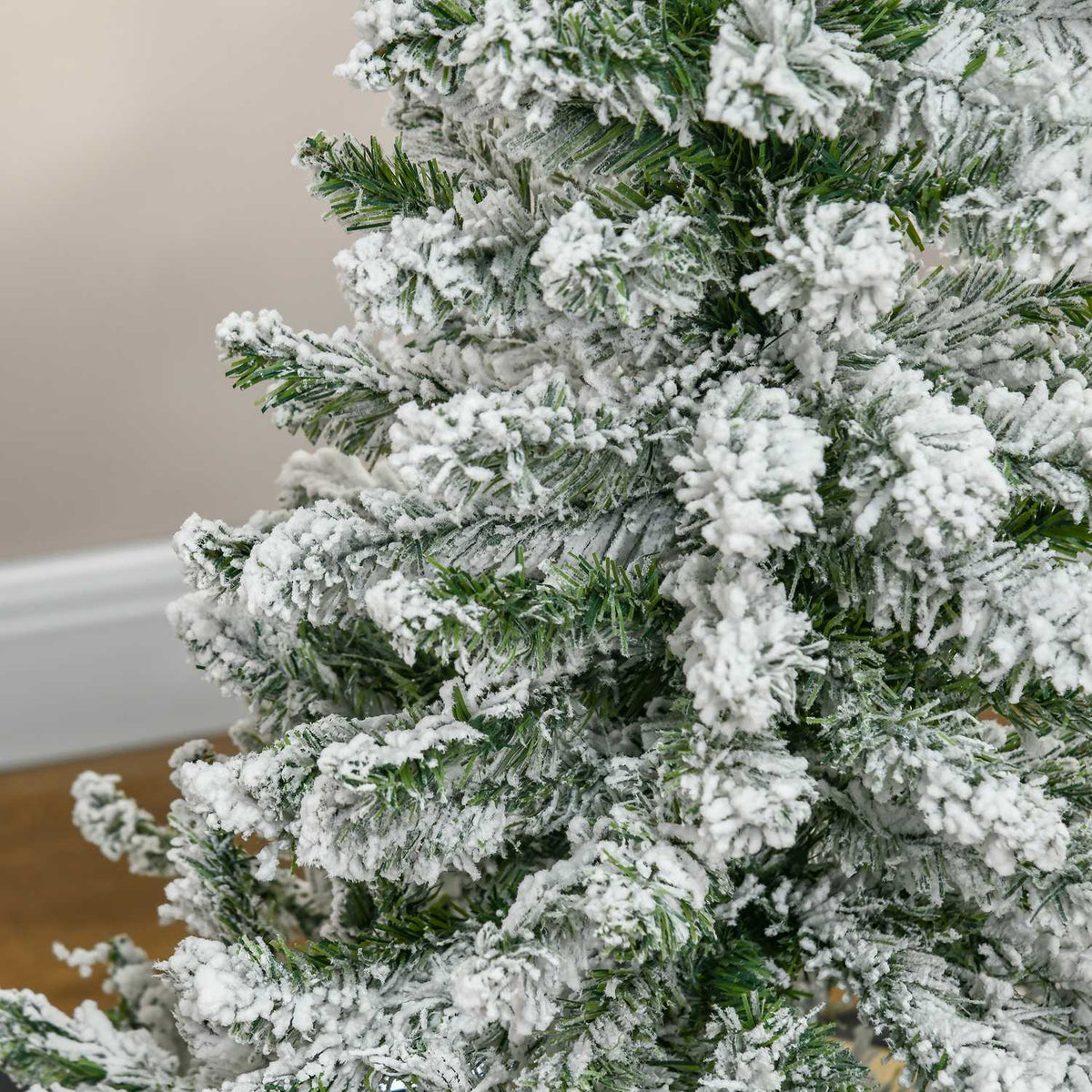 Artificial Christmas tree, 120 cm artificial pine with artificial snow, with 200 branch tips, foldable base, for Christmas party, indoor, green