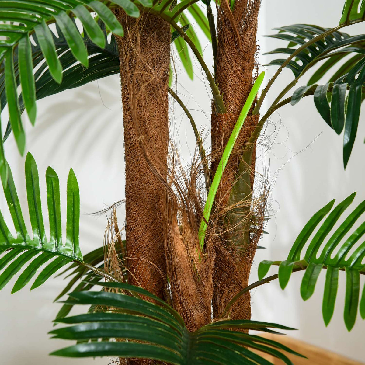 Artificial palm tree 120cm, lifelike artificial plant for indoor and outdoor use, in a plastic pot