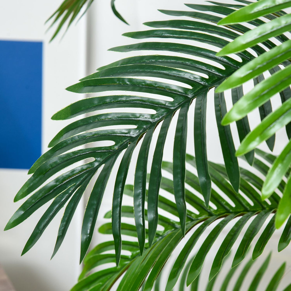 Artificial palm tree 120cm, lifelike artificial plant for indoor and outdoor use, in a plastic pot