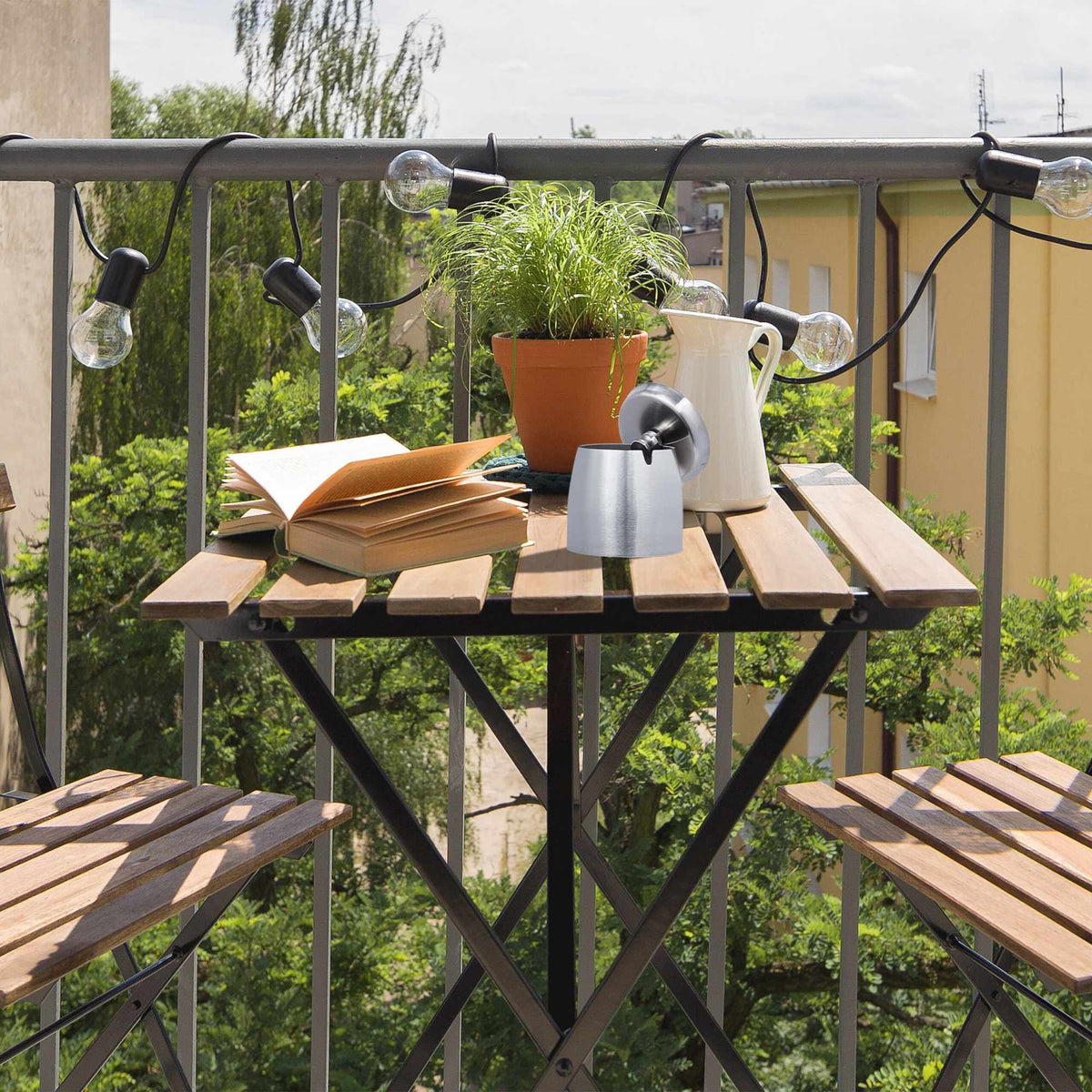 Ashtray with lid for outdoor use