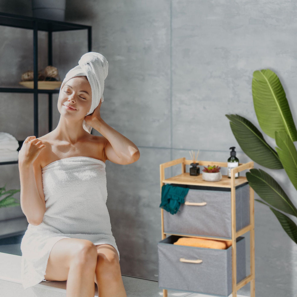 Bamboo bathroom shelf with 2 laundry baskets