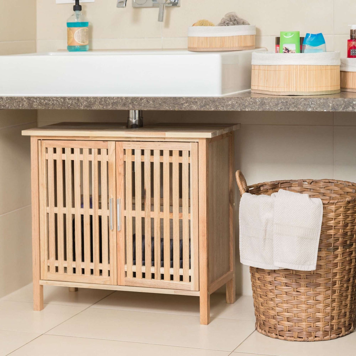 Base cabinet for standing washbasin