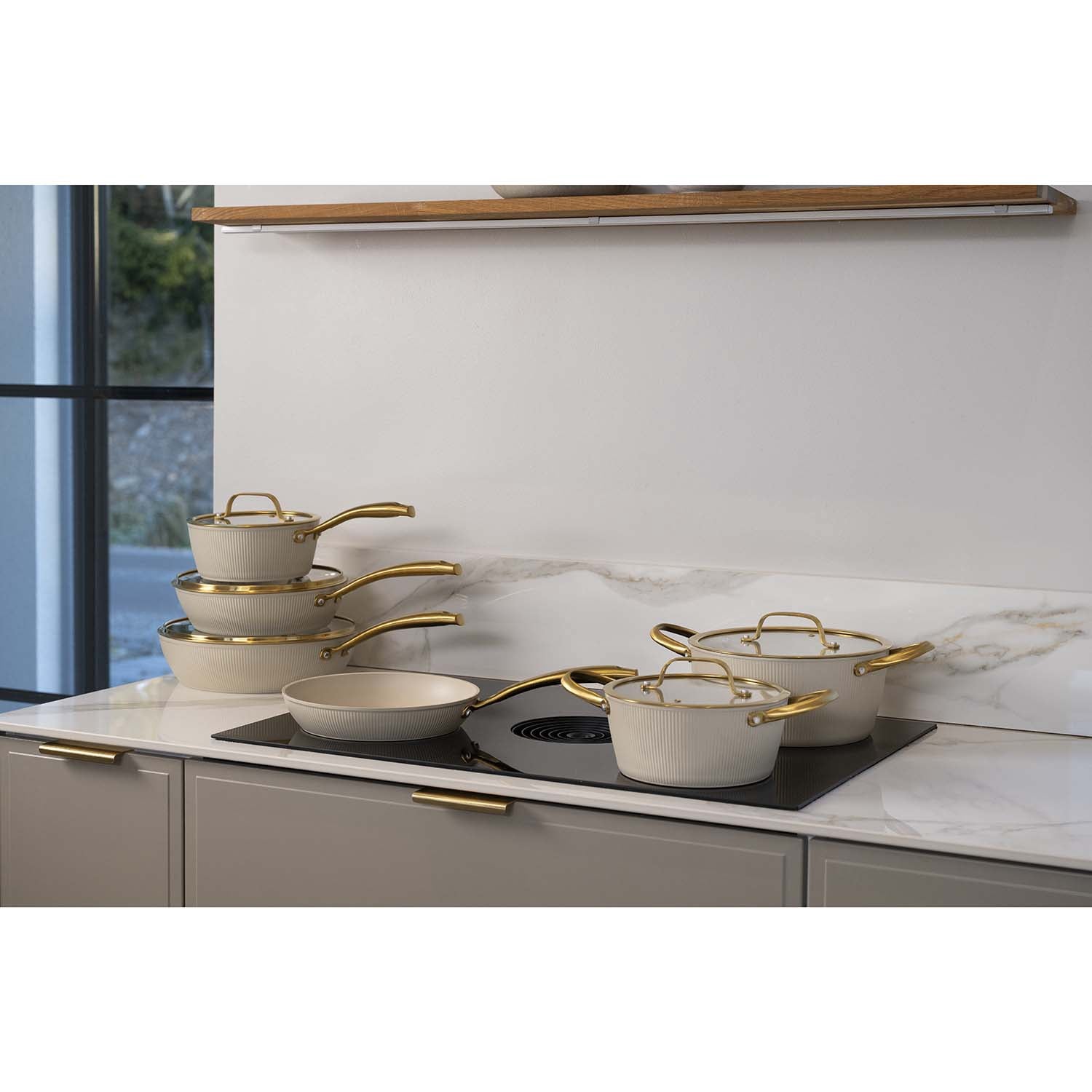 Beige 24 cm Aluminum Pot with Lid, 4.4 L Capacity