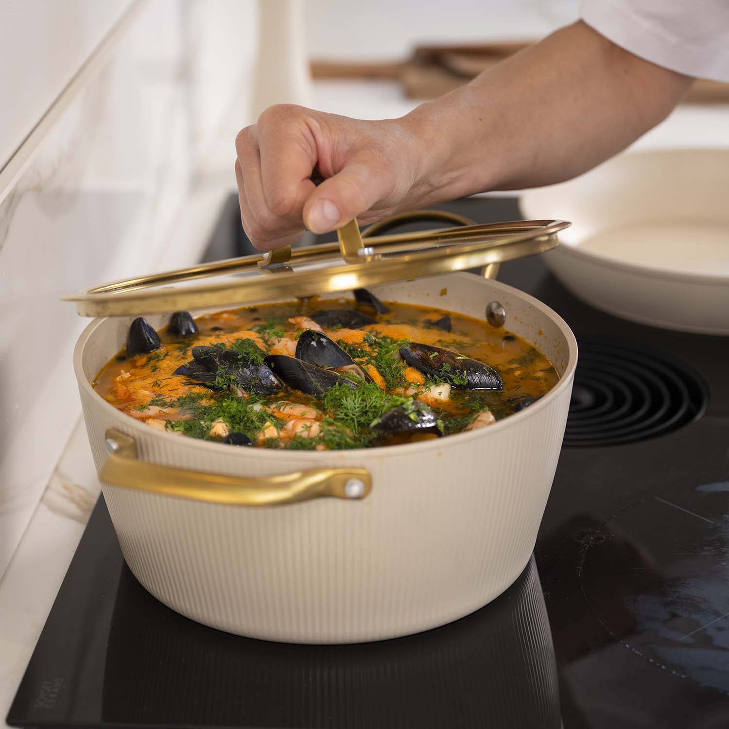 Beige 24 cm Aluminum Pot with Lid, 4.4 L Capacity