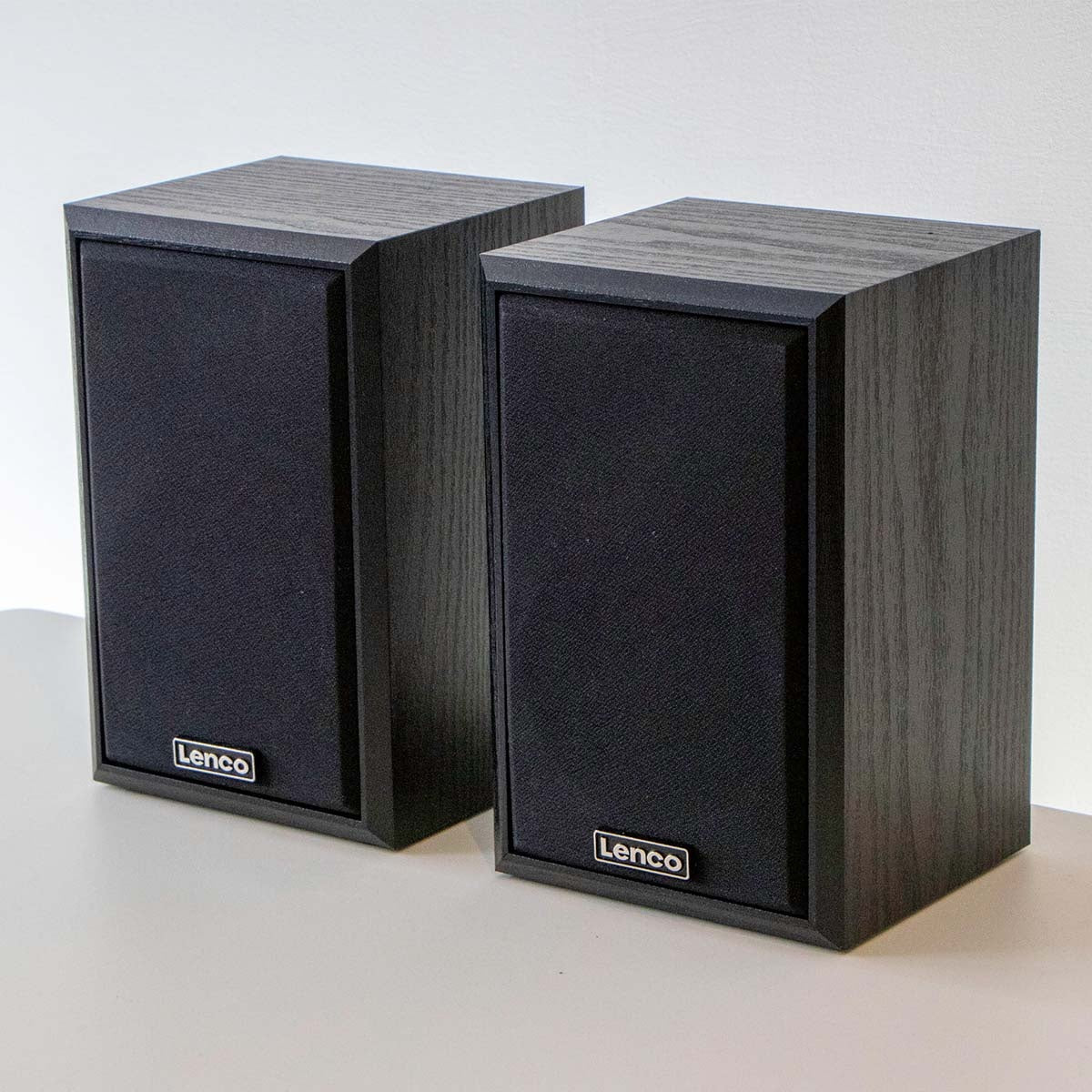 Belt drive wooden Record Player with Bluetooth reception transmisson and 2 external speakers