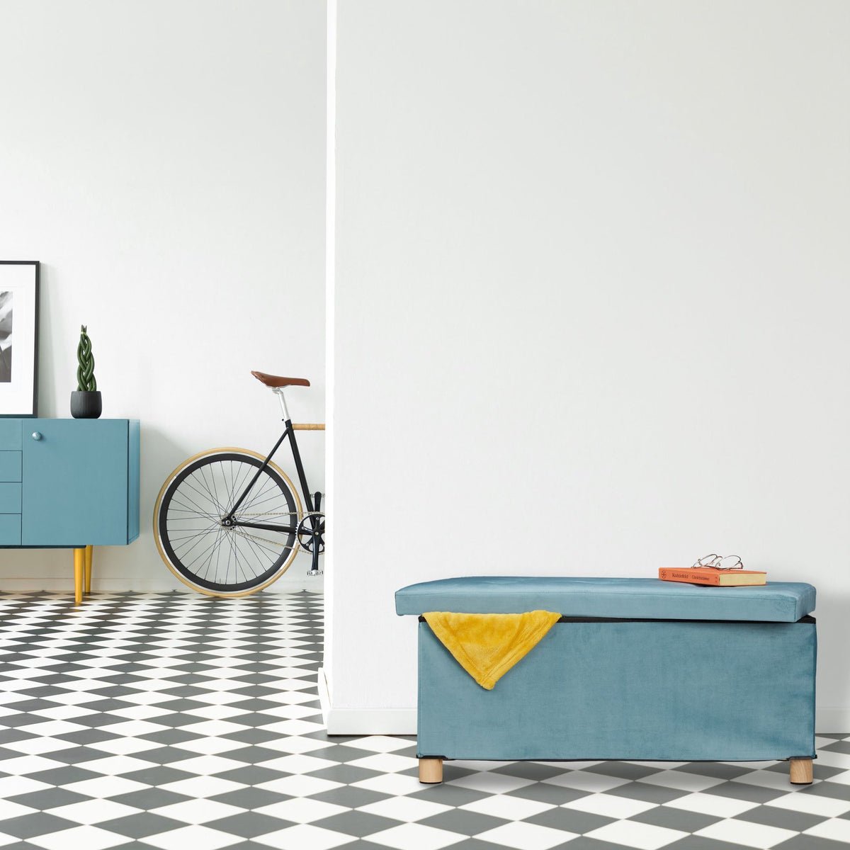 Bench with velvet cover and wooden feet