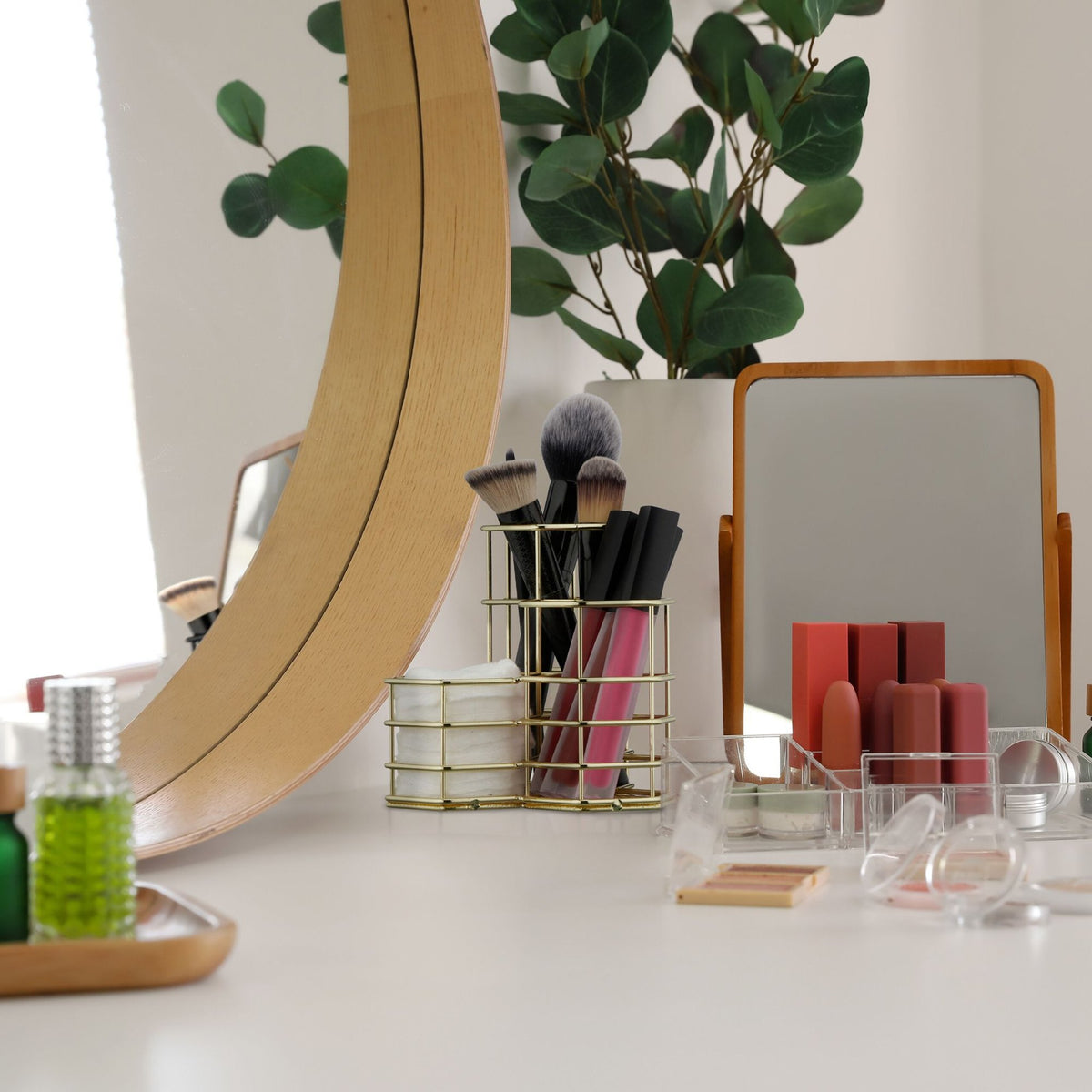 Brush holder with 3 compartments
