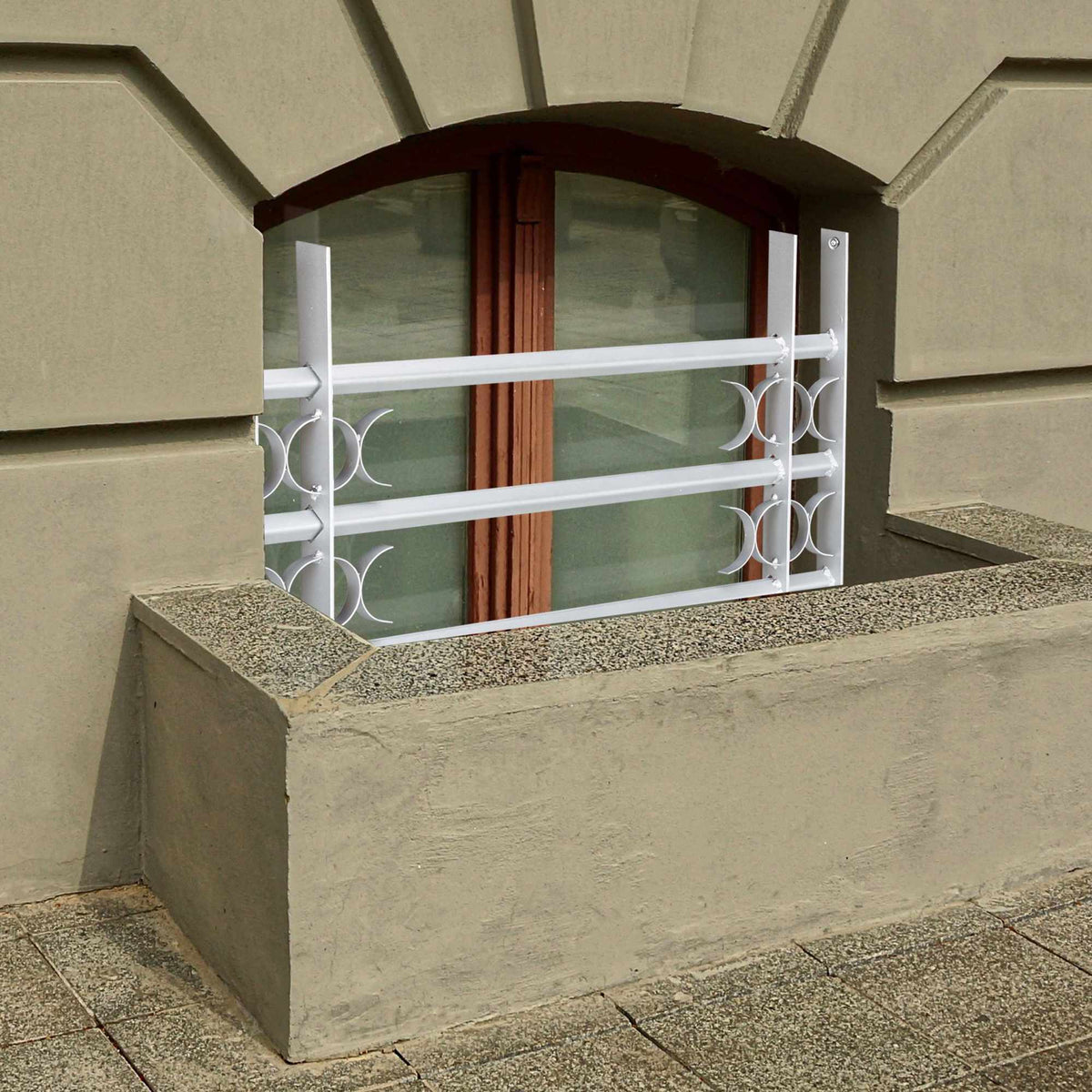Burglar protection with extendable window grill