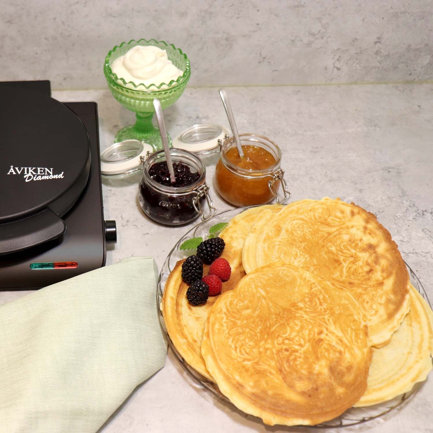 Ceramic Waffle Iron, Black