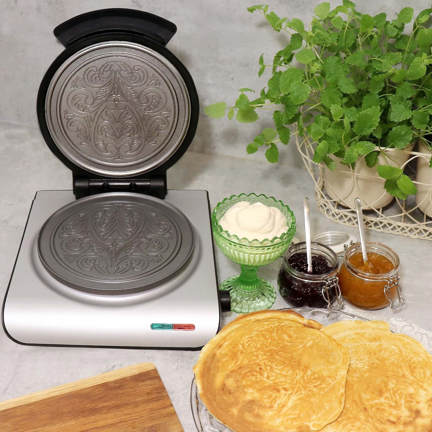 Ceramic Waffle Iron, Silver Finish