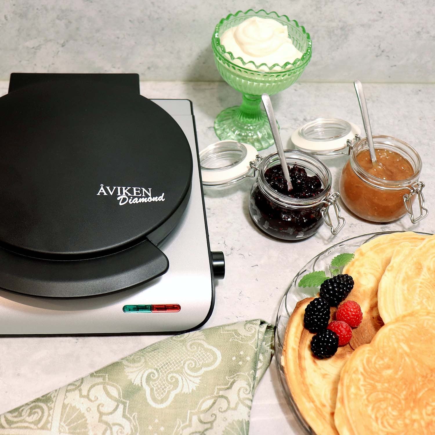 Ceramic Waffle Iron, Silver Finish