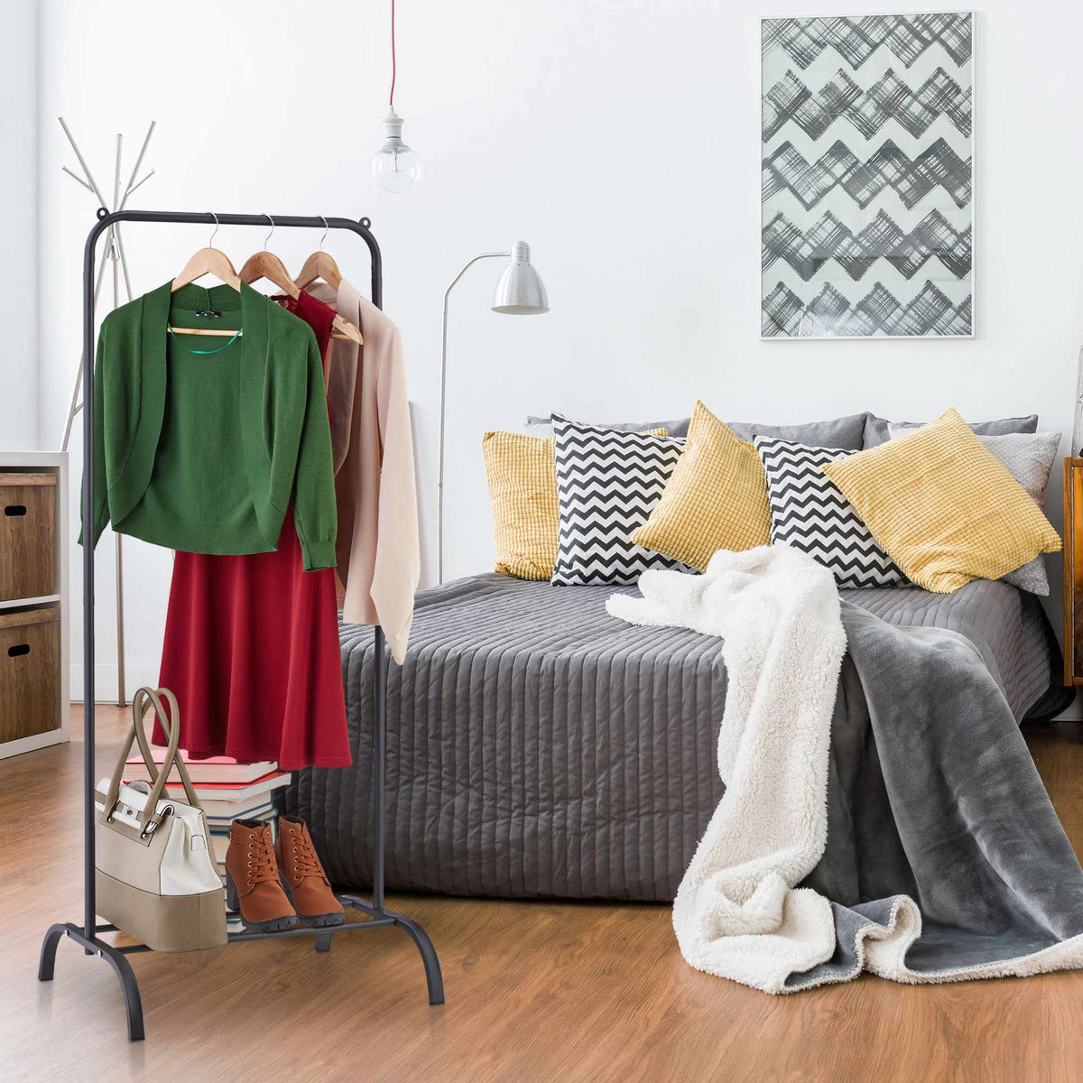 Clothes rack with shelf