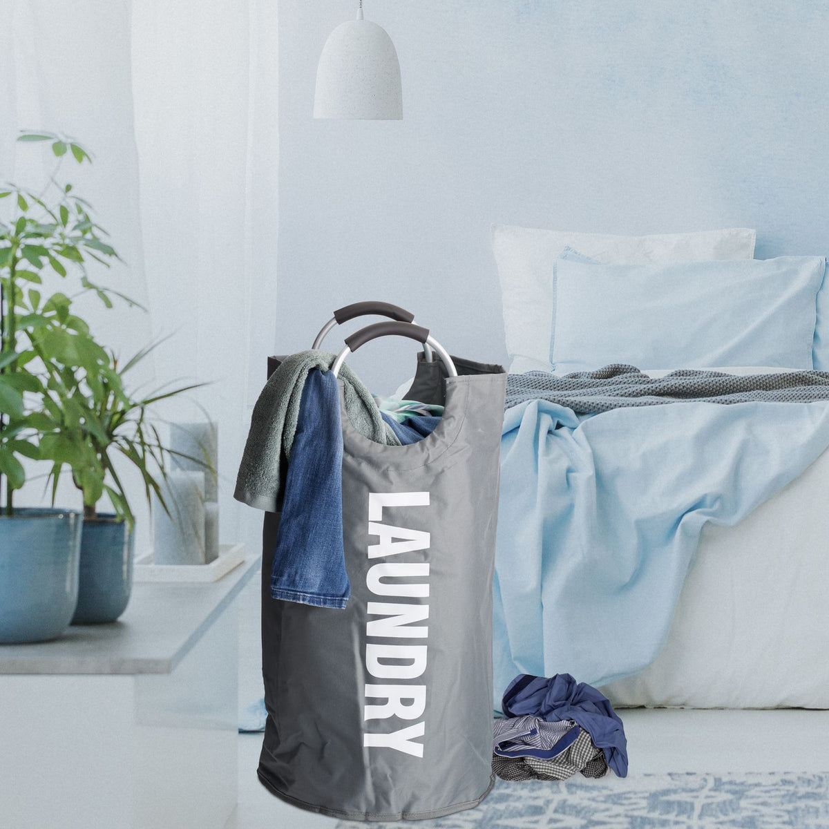 Collapsible laundry basket with handle