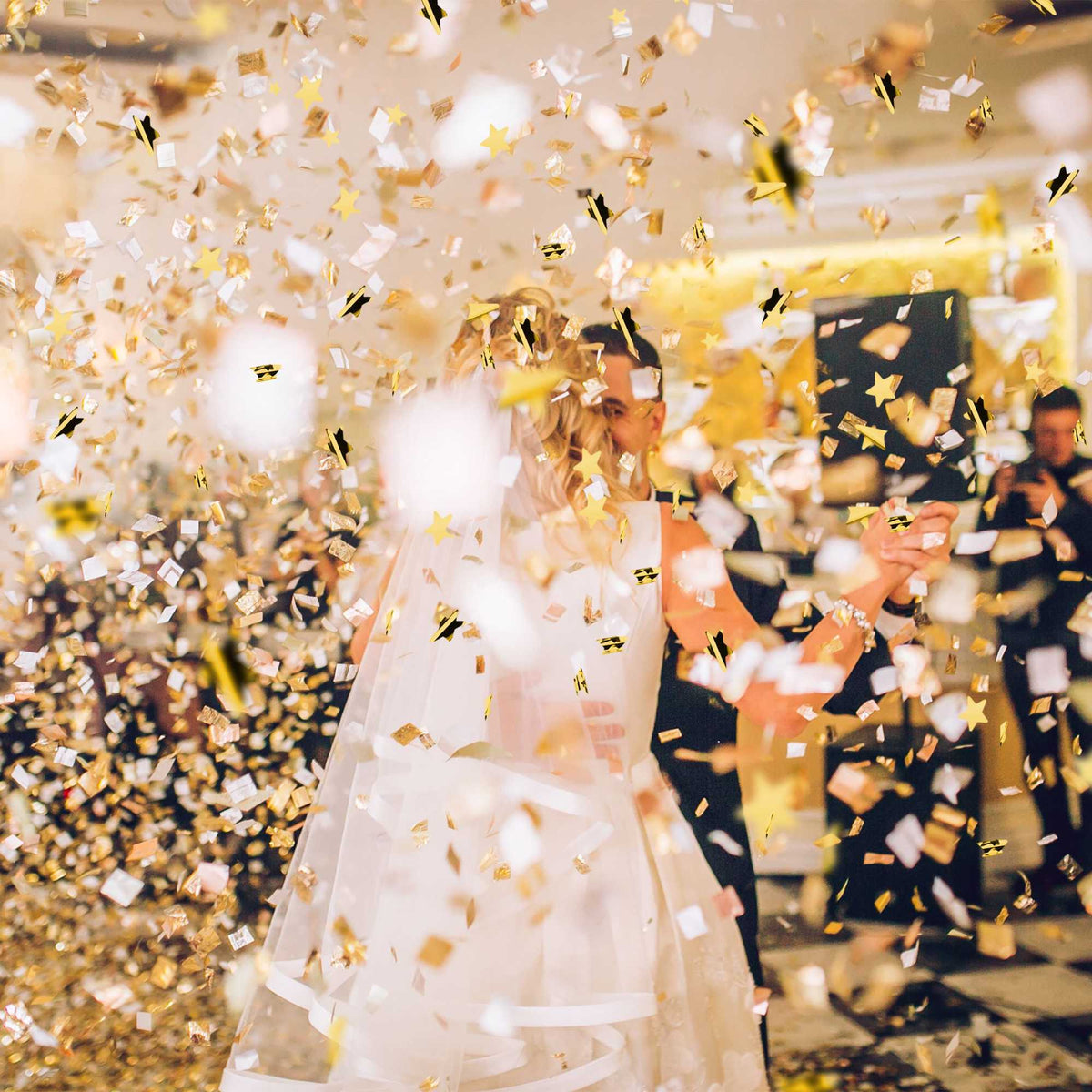 Confetti cannon gold stars