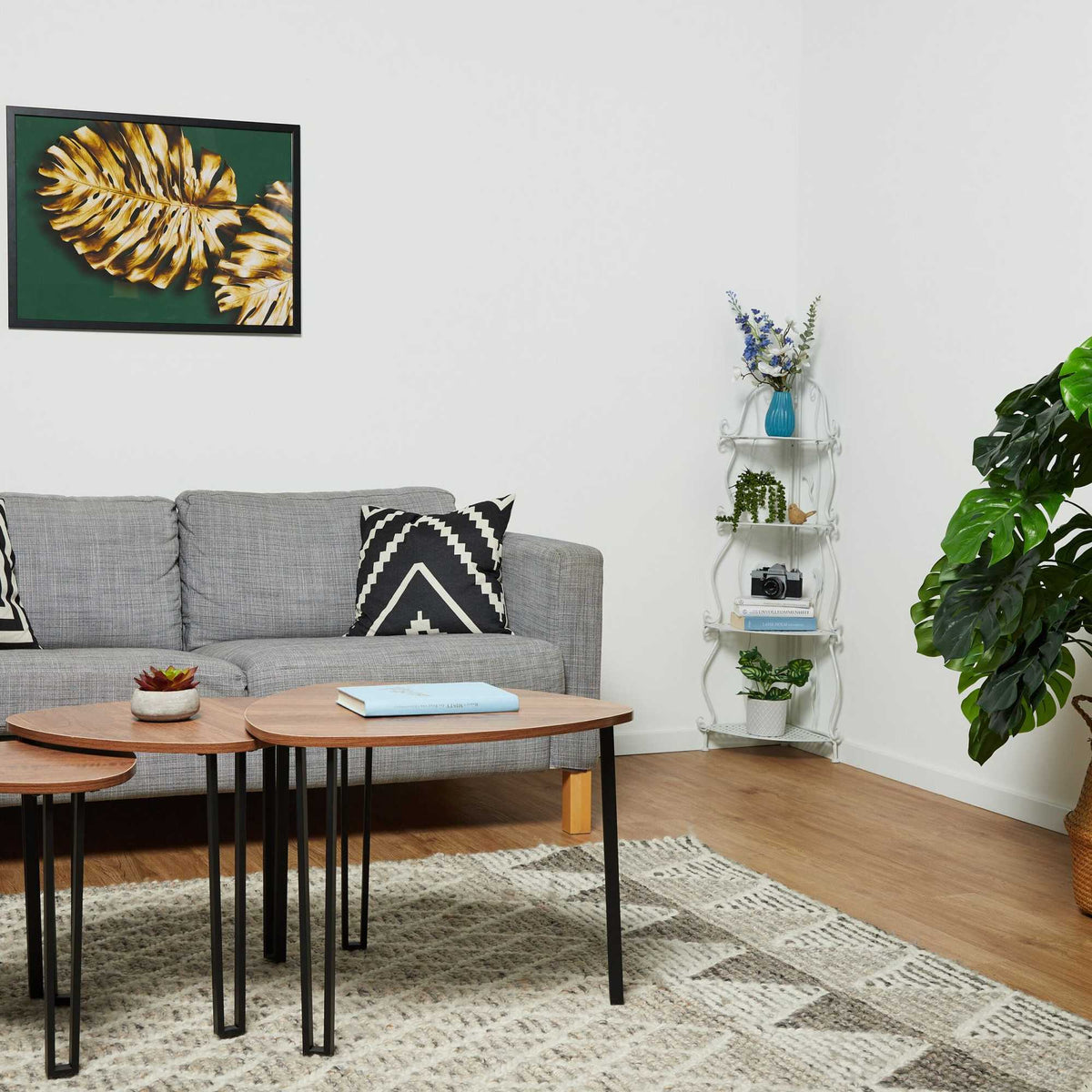 Corner shelf in white metal with 4 shelves