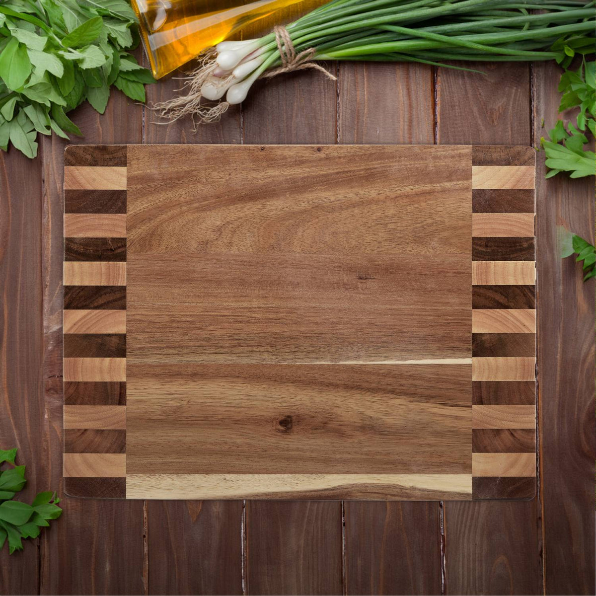 Cutting board in acacia wood
