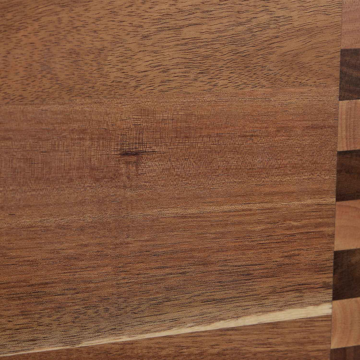Cutting board in acacia wood