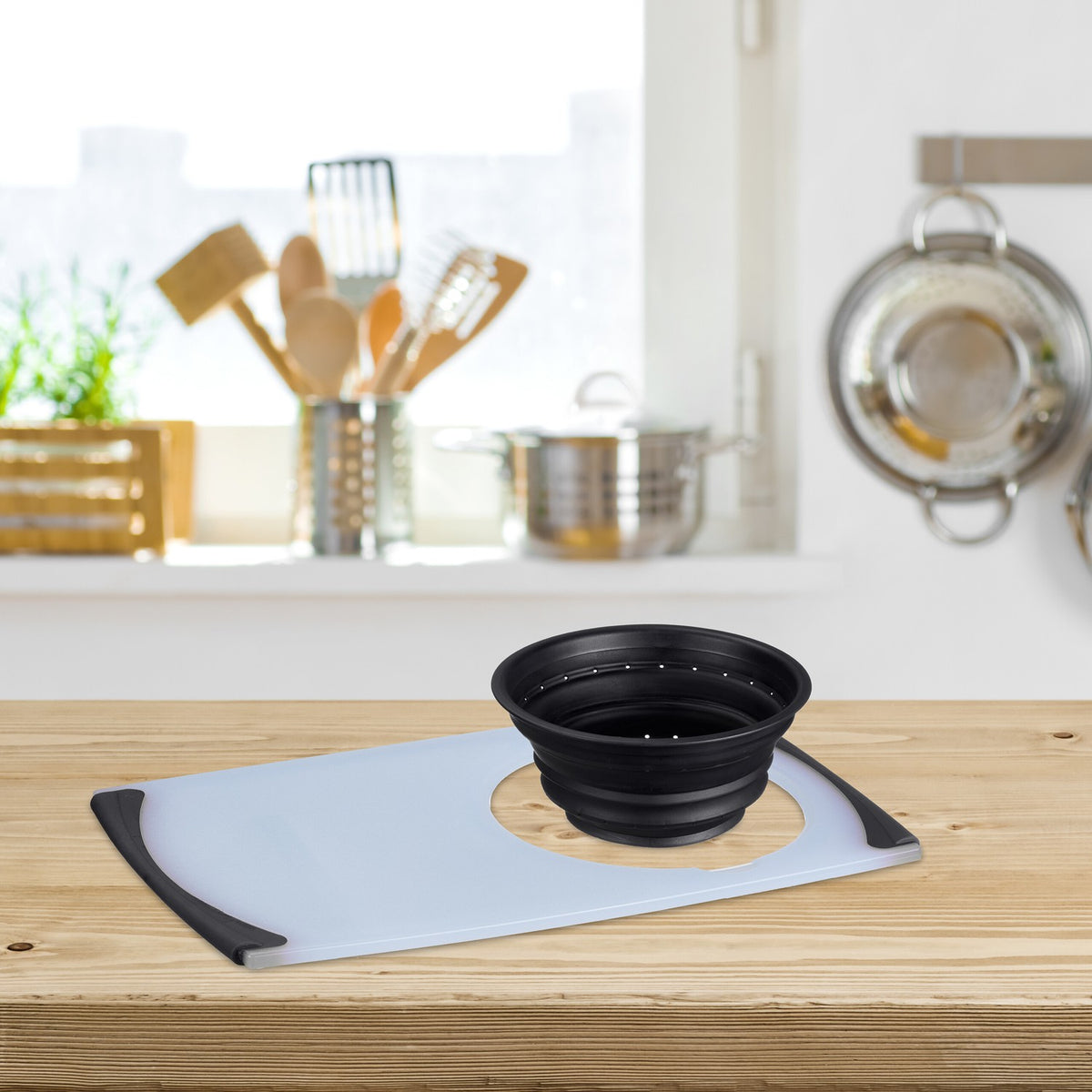 Cutting board with sight