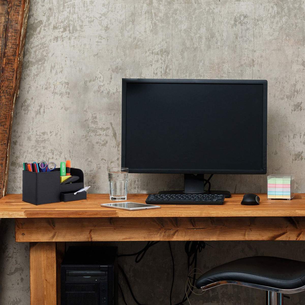 Desk organization in leather look