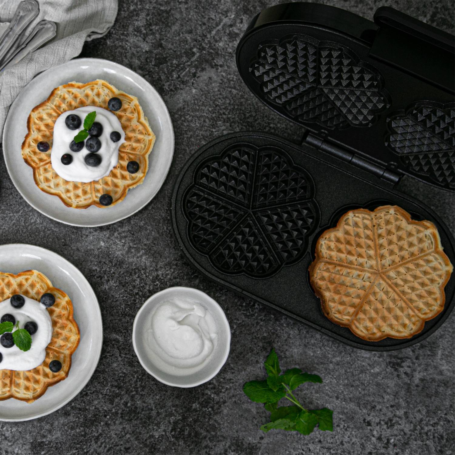Double Waffle Maker, 1600W, Heart-Shaped, PFAS-Free