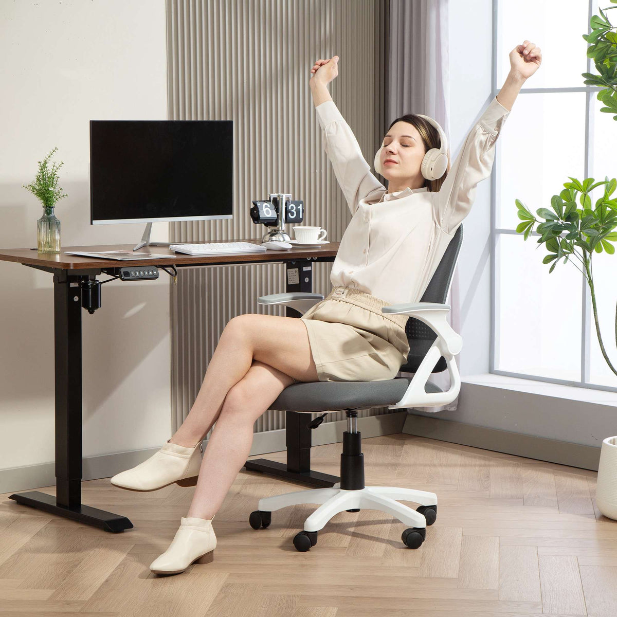 Ergonomic Mesh Office Chair with Foldable Arms, Gray