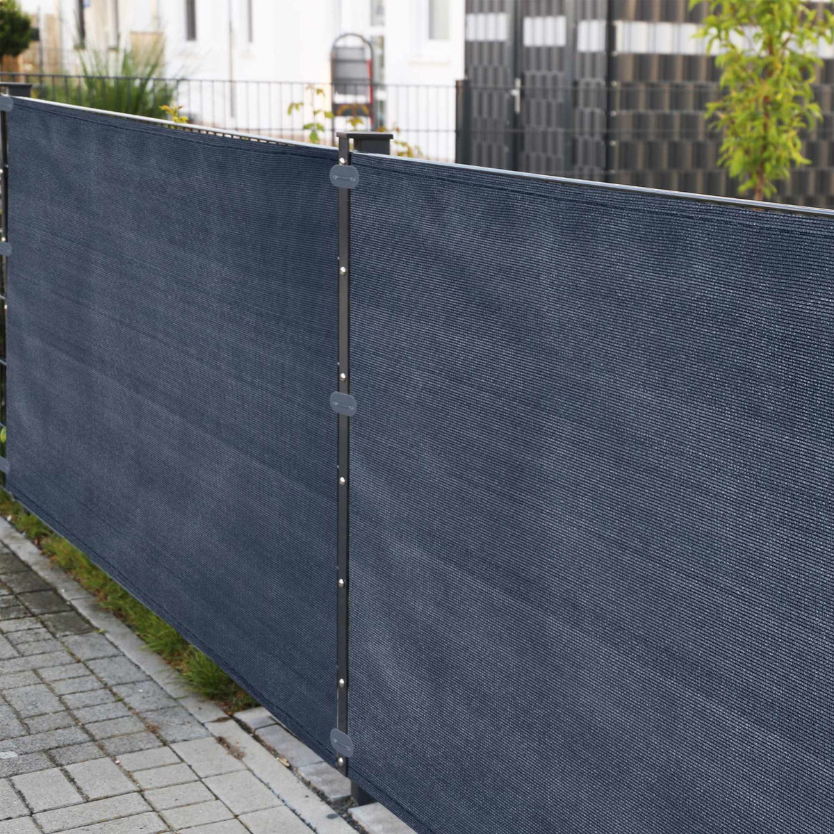 Fixing device for privacy protection in a set of 52
