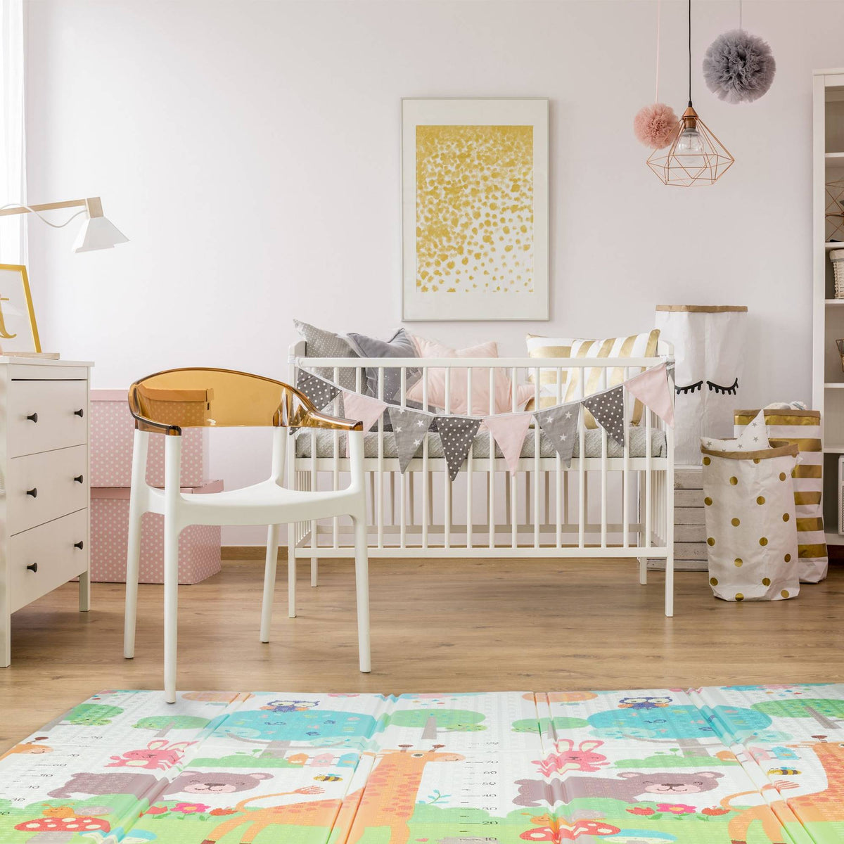 Foldable play mat with animal motifs