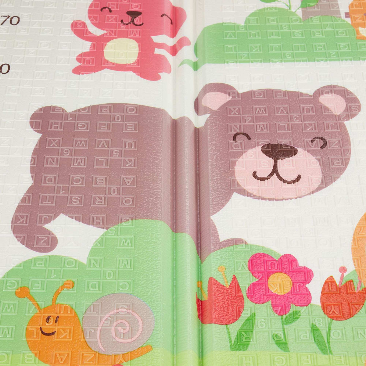 Foldable play mat with animal motifs